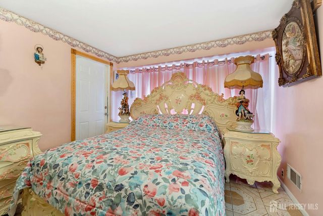 8 Monaghan Road, Edison, NJ 08817