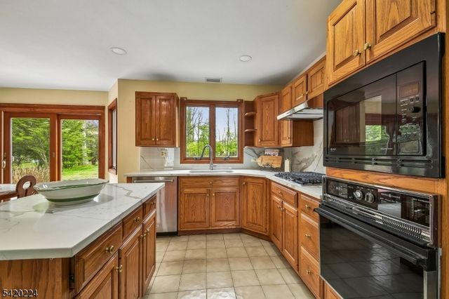 5 Gianna Ct, Randolph Twp., NJ 07869