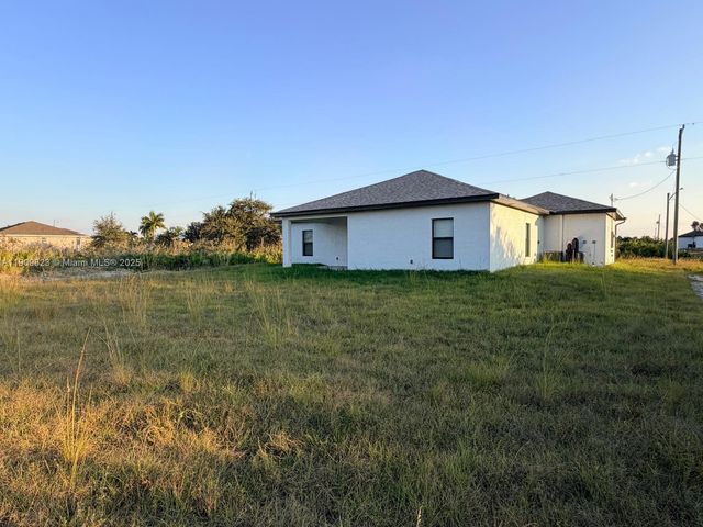 2706 72nd St W, Lehigh Acres, FL 33971