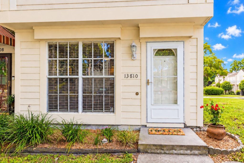 Image 4 of property listing at 13810 FLETCHERS MILL DRIVE, Tampa, FL 33613