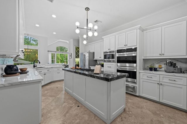 63 W Horizon Ridge Place, The Woodlands, TX 77381