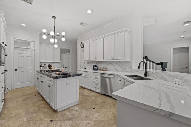 63 W Horizon Ridge Place, The Woodlands, TX 77381
