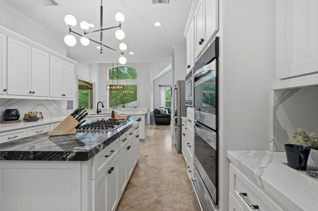 63 W Horizon Ridge Place, The Woodlands, TX 77381