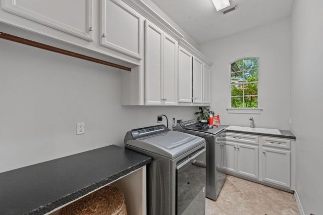 63 W Horizon Ridge Place, The Woodlands, TX 77381