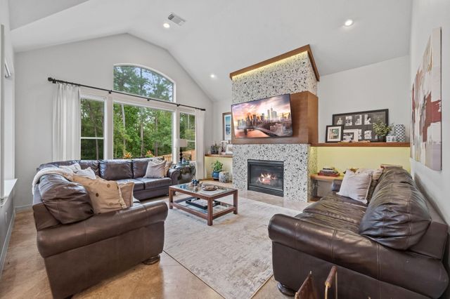 63 W Horizon Ridge Place, The Woodlands, TX 77381