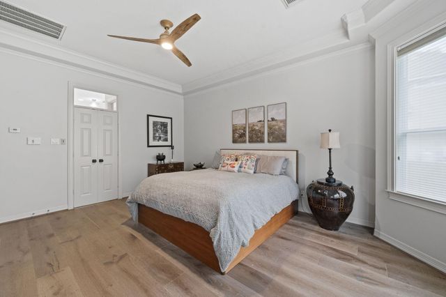 63 W Horizon Ridge Place, The Woodlands, TX 77381
