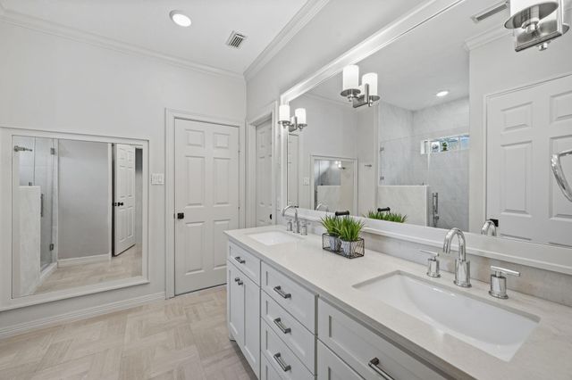 63 W Horizon Ridge Place, The Woodlands, TX 77381
