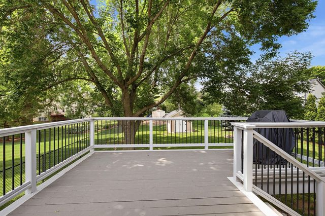 1222 Fallbrook Lane, Woodbury, MN 55125