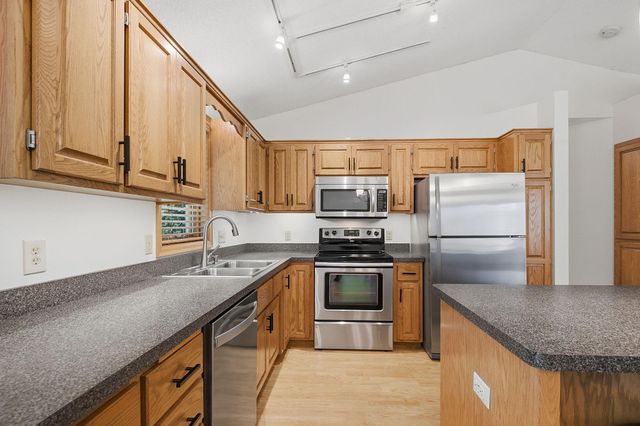 1222 Fallbrook Lane, Woodbury, MN 55125