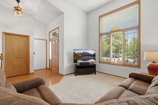 1222 Fallbrook Lane, Woodbury, MN 55125