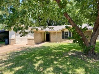 2207 Clover Park Drive, Arlington, TX 76013