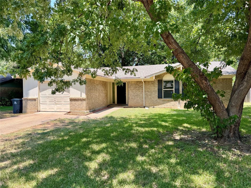2207 Clover Park Drive, Arlington, TX 76013