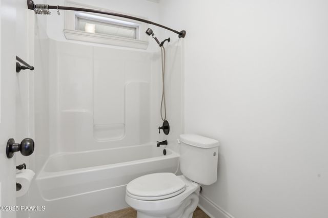 100 Tall Oaks Lane, Youngsville, LA 70592