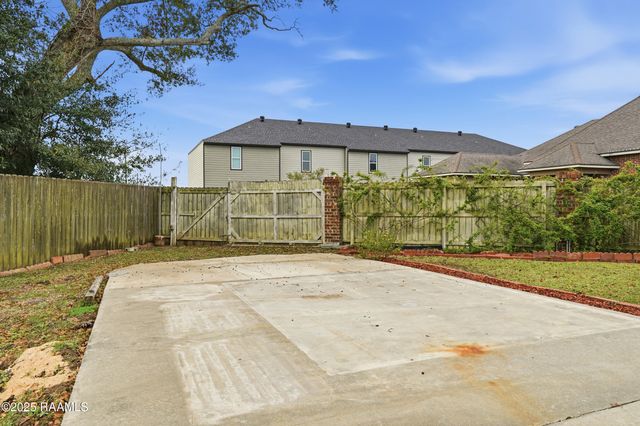 100 Tall Oaks Lane, Youngsville, LA 70592
