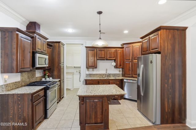 100 Tall Oaks Lane, Youngsville, LA 70592