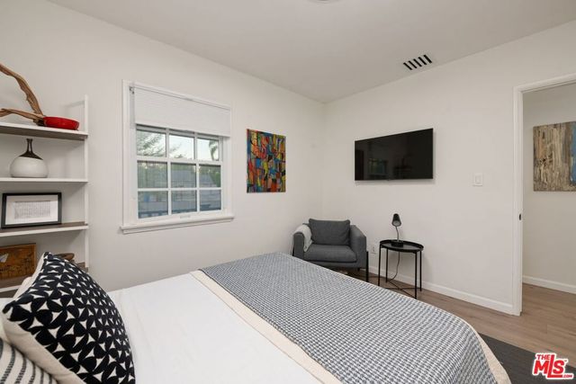7244 Chicopee Avenue, Lake Balboa, CA 91406