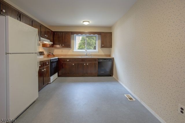 16299 Dell Pl, Stanhope Boro, NJ 07874