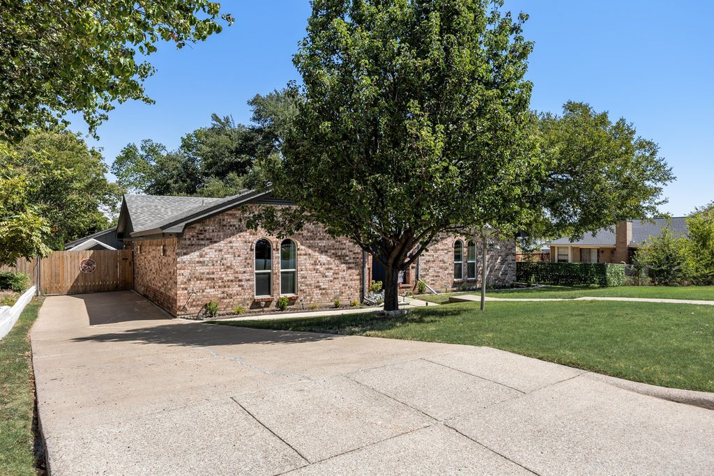 4825 Barnett Street, Fort Worth, TX 76103