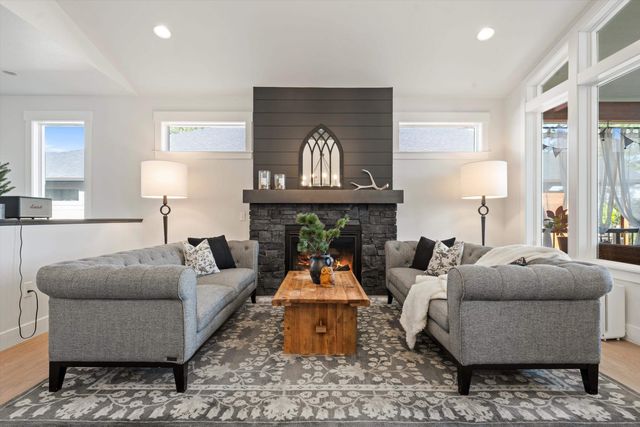 916 E Farwell Rd, Spokane, WA 99208