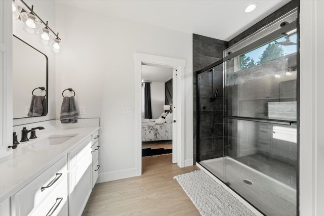 916 E Farwell Rd, Spokane, WA 99208