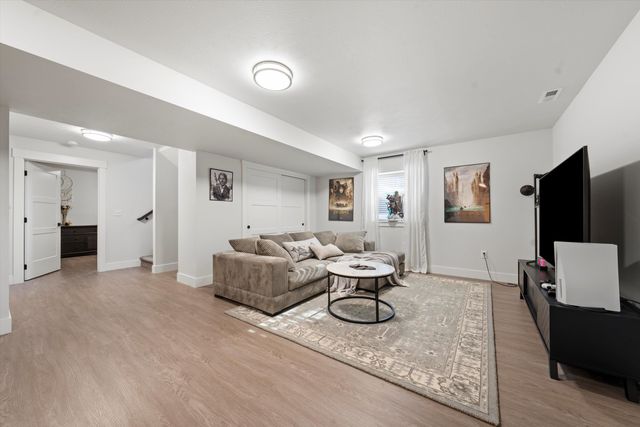 916 E Farwell Rd, Spokane, WA 99208