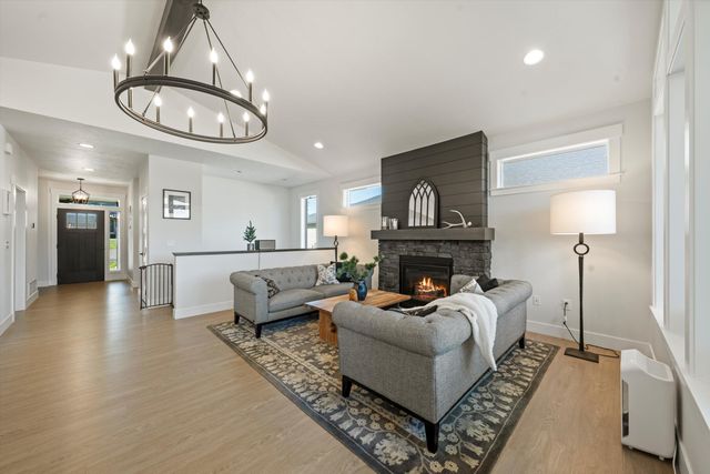 916 E Farwell Rd, Spokane, WA 99208