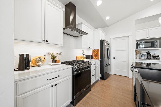 916 E Farwell Rd, Spokane, WA 99208