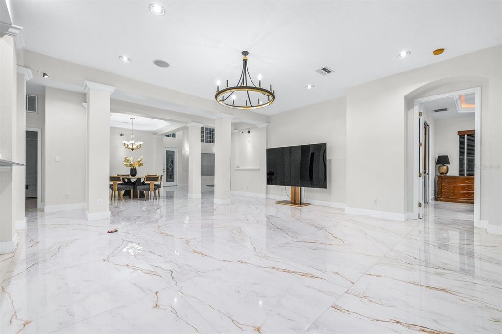Image 13 of property listing at 10102 DEERCLIFF DRIVE, Tampa, FL 33647