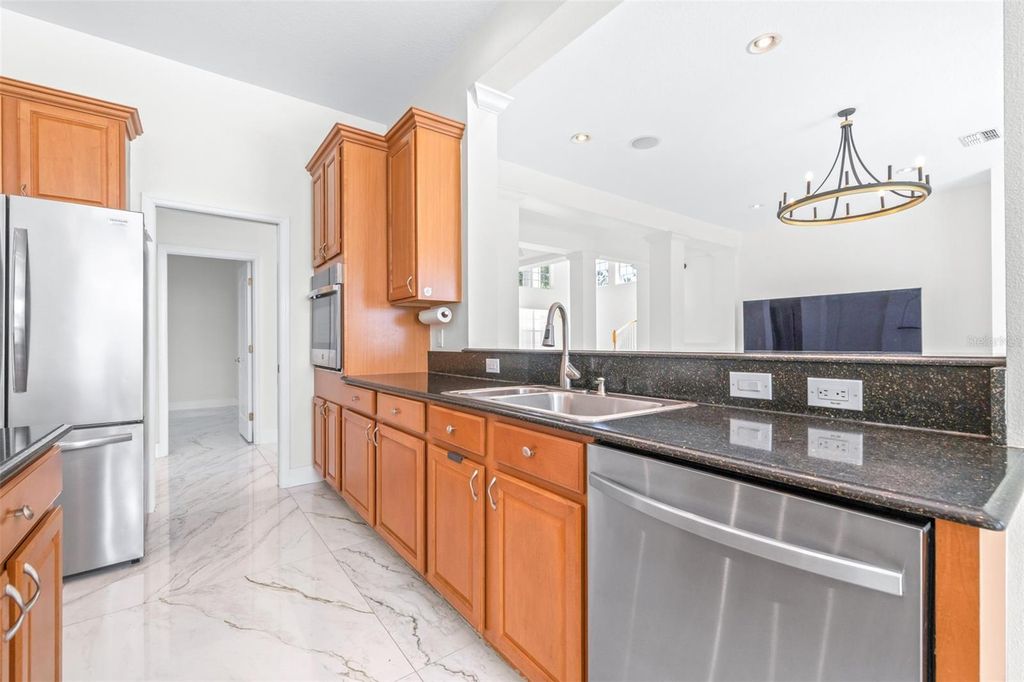 Image 18 of property listing at 10102 DEERCLIFF DRIVE, Tampa, FL 33647