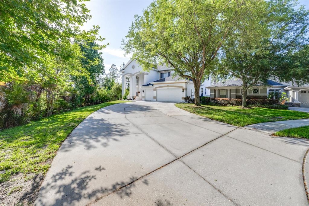 Image 3 of property listing at 10102 DEERCLIFF DRIVE, Tampa, FL 33647