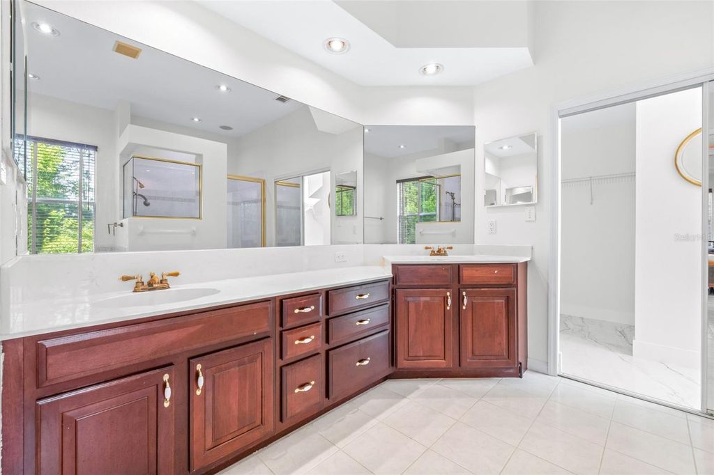 Image 26 of property listing at 10102 DEERCLIFF DRIVE, Tampa, FL 33647