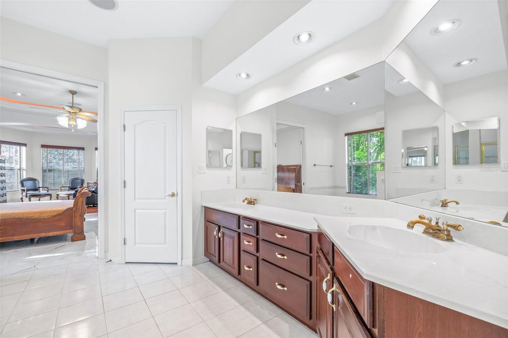 Image 27 of property listing at 10102 DEERCLIFF DRIVE, Tampa, FL 33647