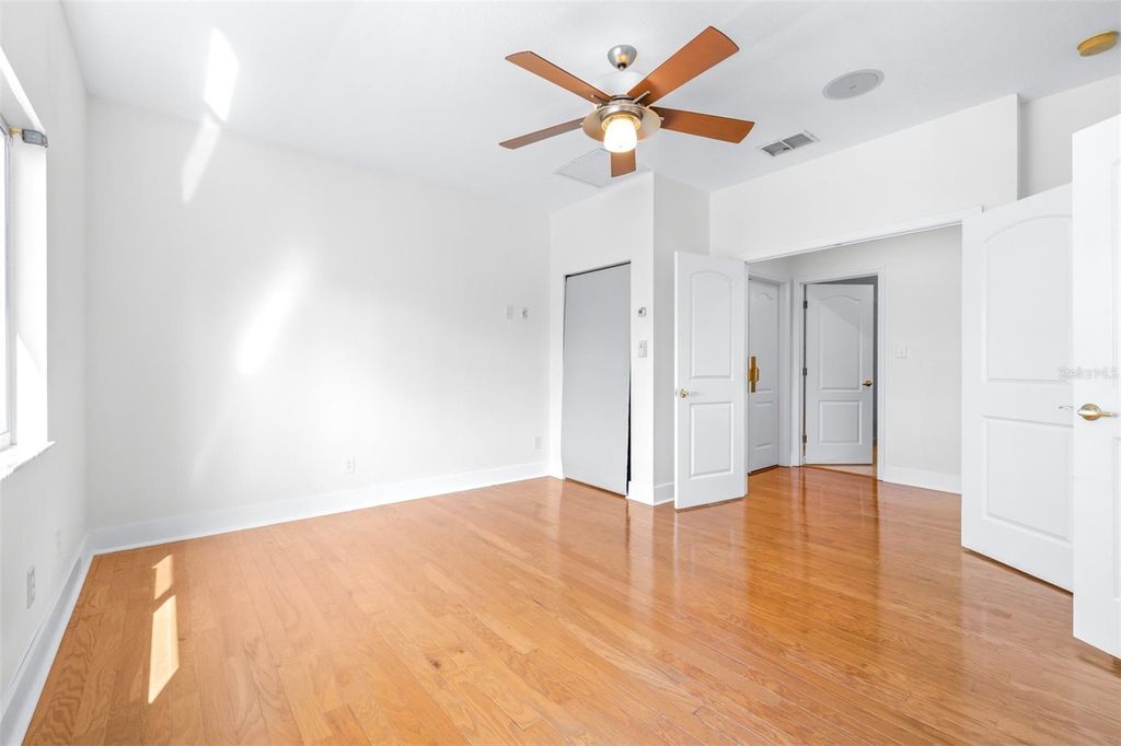 Image 34 of property listing at 10102 DEERCLIFF DRIVE, Tampa, FL 33647