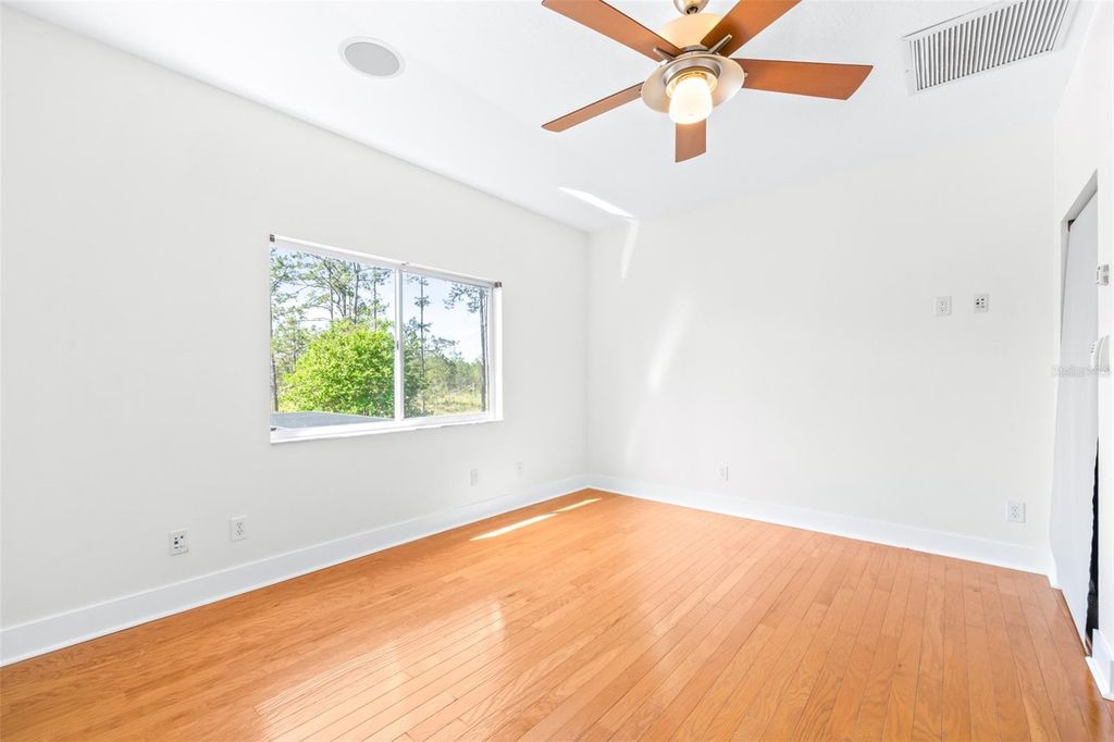 Image 35 of property listing at 10102 DEERCLIFF DRIVE, Tampa, FL 33647