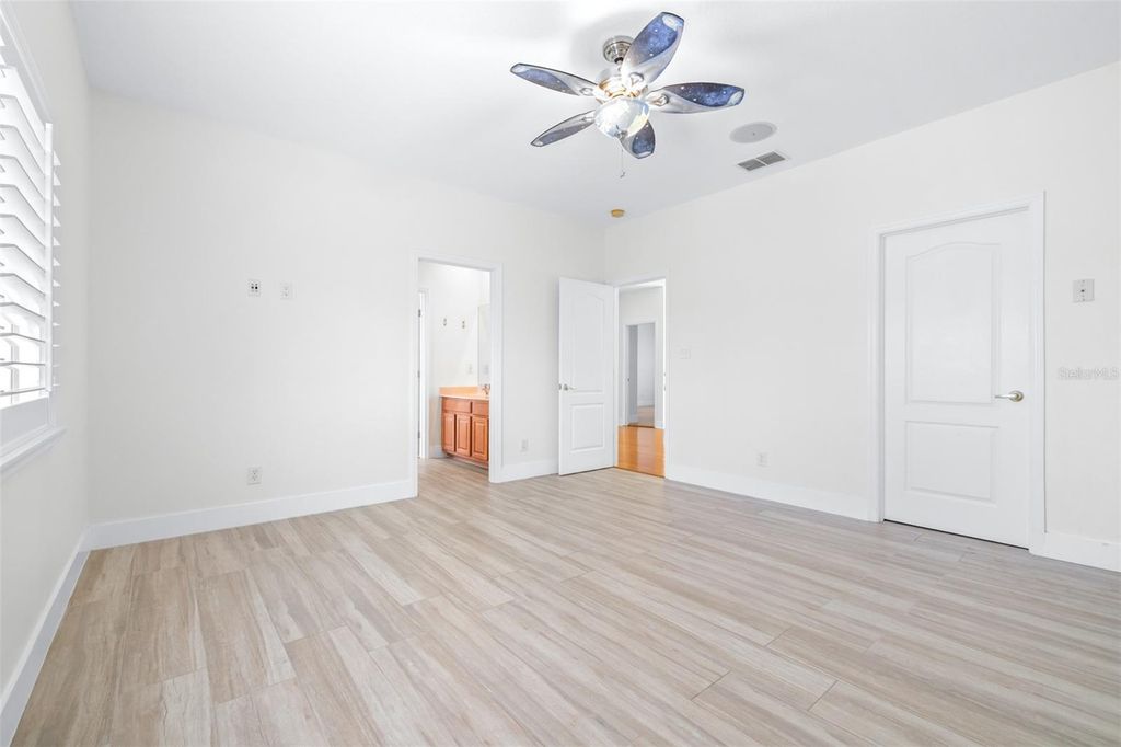 Image 38 of property listing at 10102 DEERCLIFF DRIVE, Tampa, FL 33647