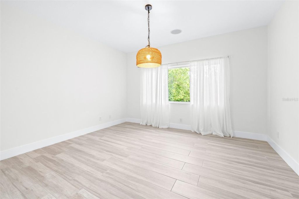 Image 40 of property listing at 10102 DEERCLIFF DRIVE, Tampa, FL 33647