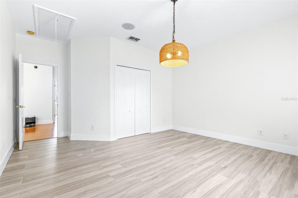 Image 41 of property listing at 10102 DEERCLIFF DRIVE, Tampa, FL 33647