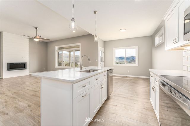 482 Sunny Brooke Lane, Chelan, WA 98816