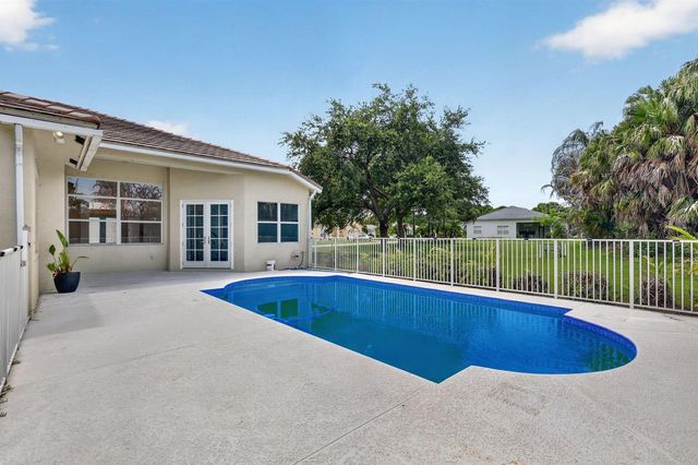 505 SW Lake Manatee Way, Port St. Lucie, FL 34986