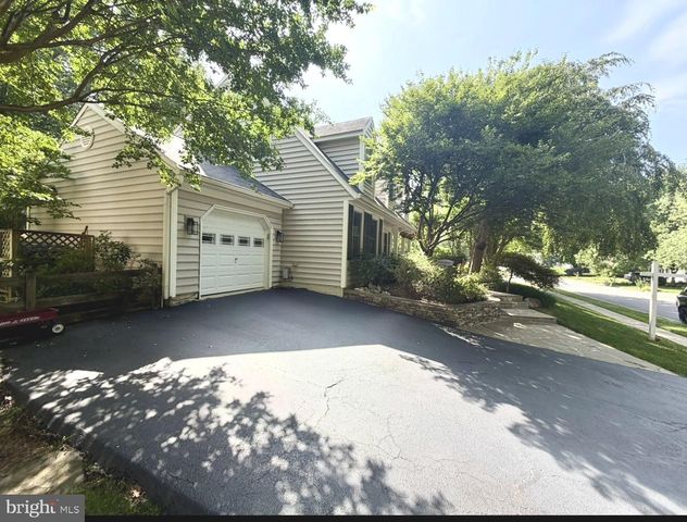 9102 BLUE JUG LNDG, Burke, VA 22015