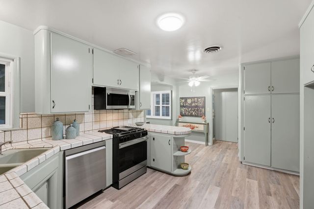 1613 W Meadow Avenue, Visalia, CA 93277