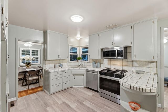 1613 W Meadow Avenue, Visalia, CA 93277