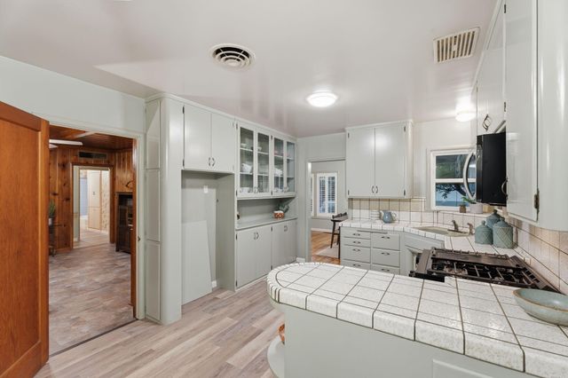 1613 W Meadow Avenue, Visalia, CA 93277