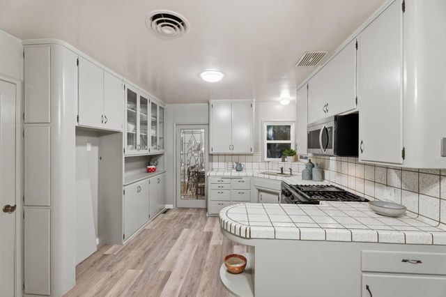 1613 W Meadow Avenue, Visalia, CA 93277