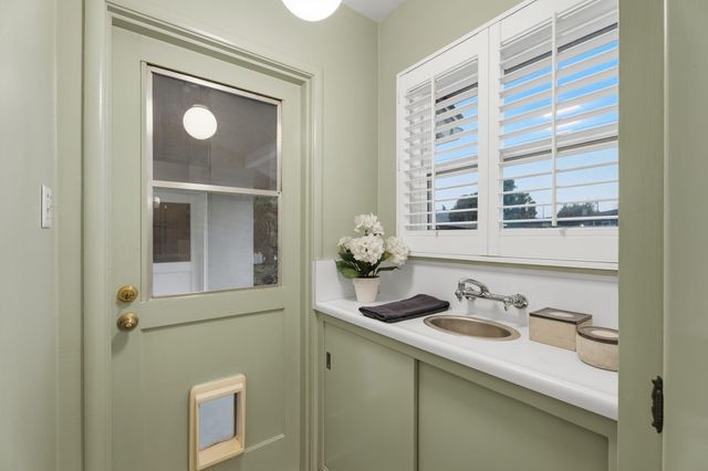 1613 W Meadow Avenue, Visalia, CA 93277