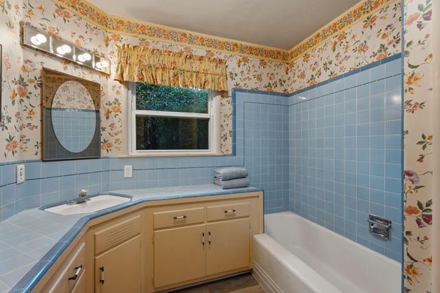 1613 W Meadow Avenue, Visalia, CA 93277