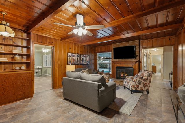 1613 W Meadow Avenue, Visalia, CA 93277