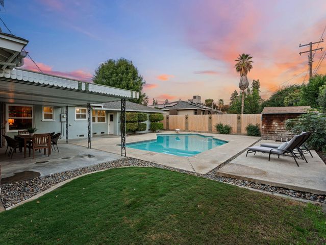 1613 W Meadow Avenue, Visalia, CA 93277