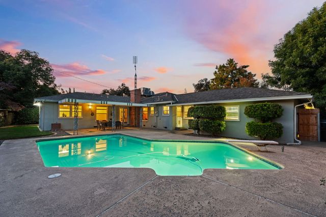 1613 W Meadow Avenue, Visalia, CA 93277