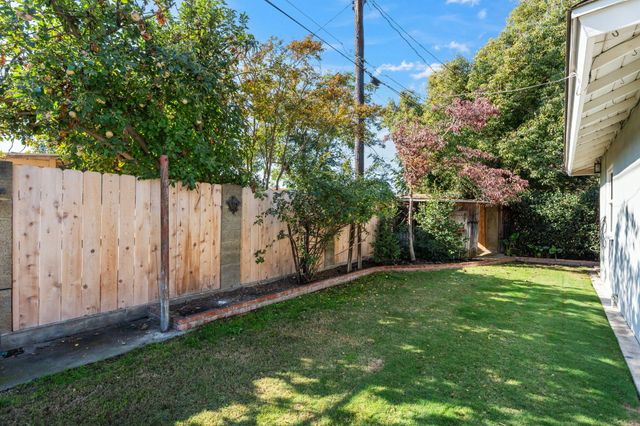 1613 W Meadow Avenue, Visalia, CA 93277